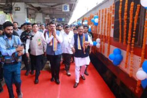 मुख्यमंत्री तीर्थदर्शन योजनेला नवे बळ; नागपूरहून महाबोधी, बोधगया दर्शनासाठी विशेष रेल्वे रवाना, मुख्यमंत्री देवेंद्र फडणवीस यांच्या हस्ते यात्रेचा शुभारंभ