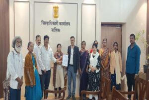 नाशिकमध्ये शेतजमिनीच्या बेकायदेशीर खरेदी-विक्री विरोधात ‘अत्याचार विरोधी कृती समितीचे’ जिल्हाधिकाऱ्यां समोर आंदोलन व निवेदन